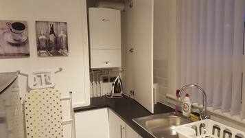 Full-size fridge, microwave, oven, stovetop