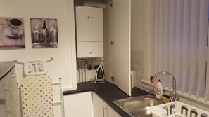 Refrigerador con congelador, microondas, horno y parrilla de estufa 