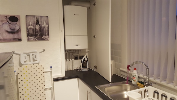 ثلاجة/مجمد بحجم كبير، ميكروويف، فرن، موقد طهي مسطح