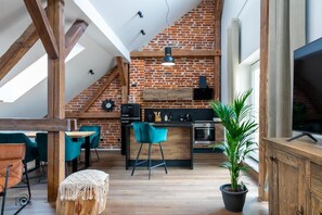 Loft | Blackout drapes, iron/ironing board, free WiFi, bed sheets