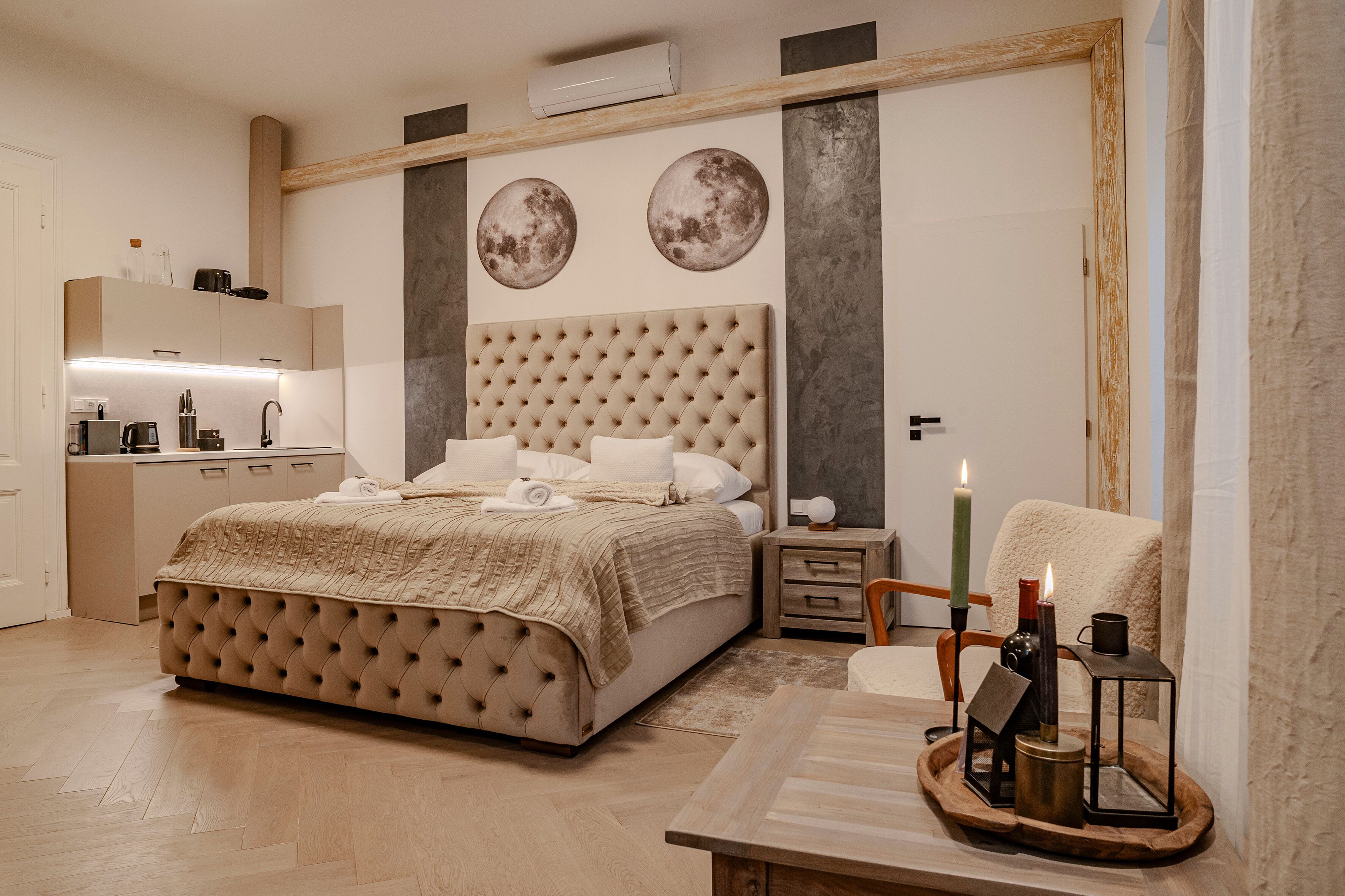 Ein Schlafzimmer mit einem großen Bett, Nachttischen und einer Nachttischlampe.