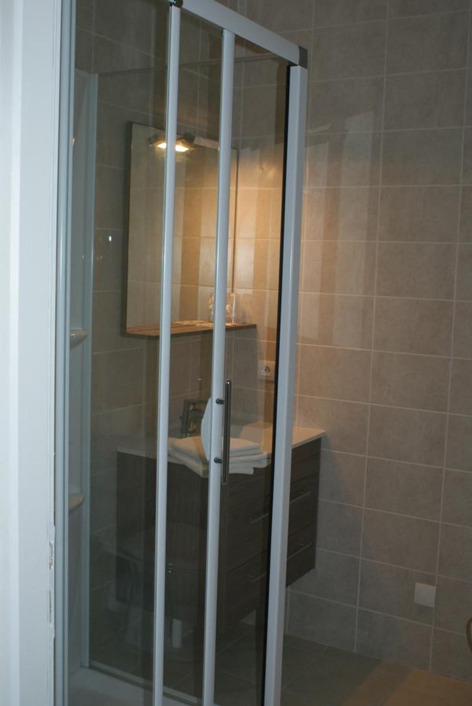 shower, free toiletries, towels