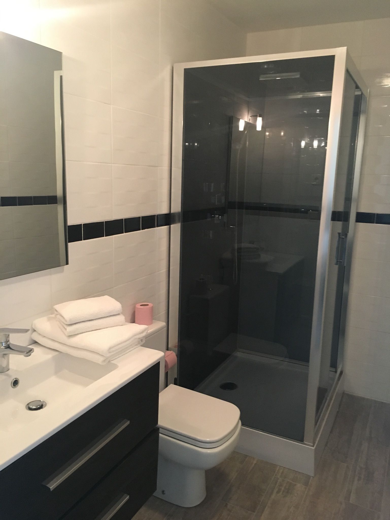 standard double room | bathroom | shower, free toiletries, towels
