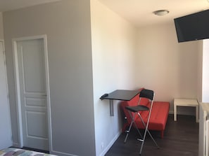 1 habitación, tabla de planchar con plancha, cunas y wifi gratis 