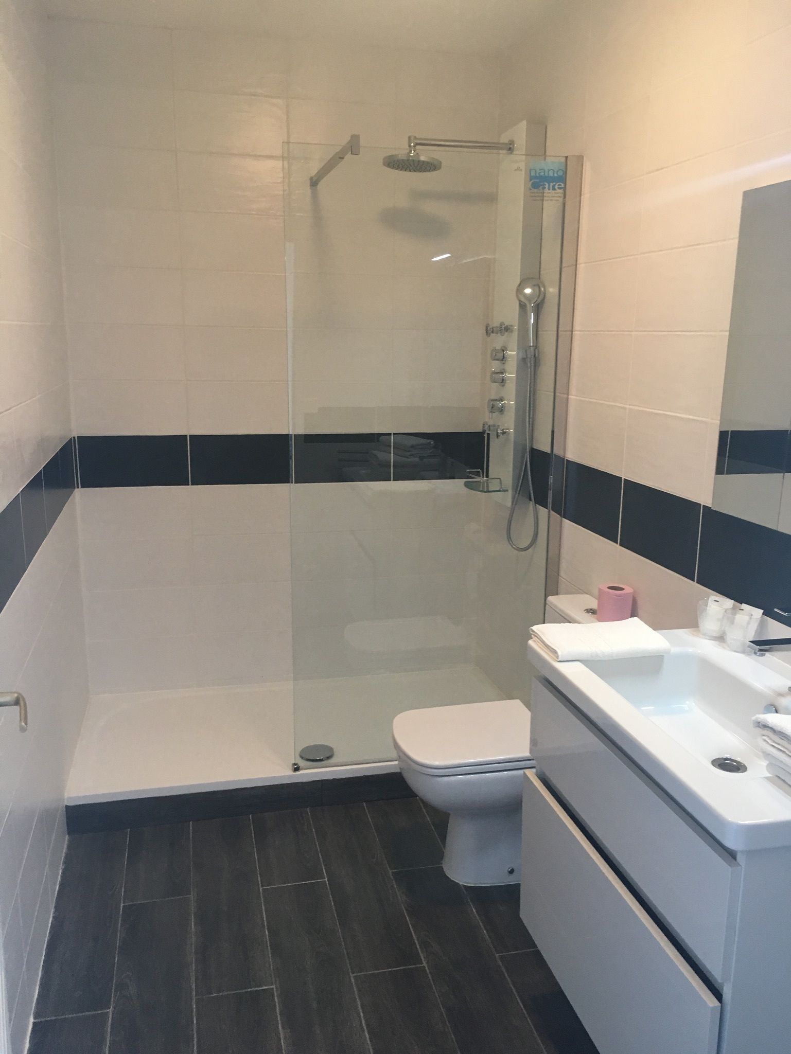 standard double room | bathroom | shower, free toiletries, towels