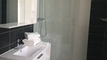 Chambre Double Standard | Salle de bain | Douche, articles de toilette gratuits, serviettes fournies