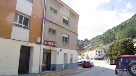 Fachada del alojamiento. Hostal Cruce