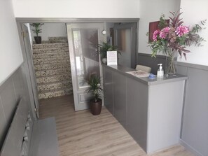 Reception - Hostal Cruce (Villafranca del Bierzo)