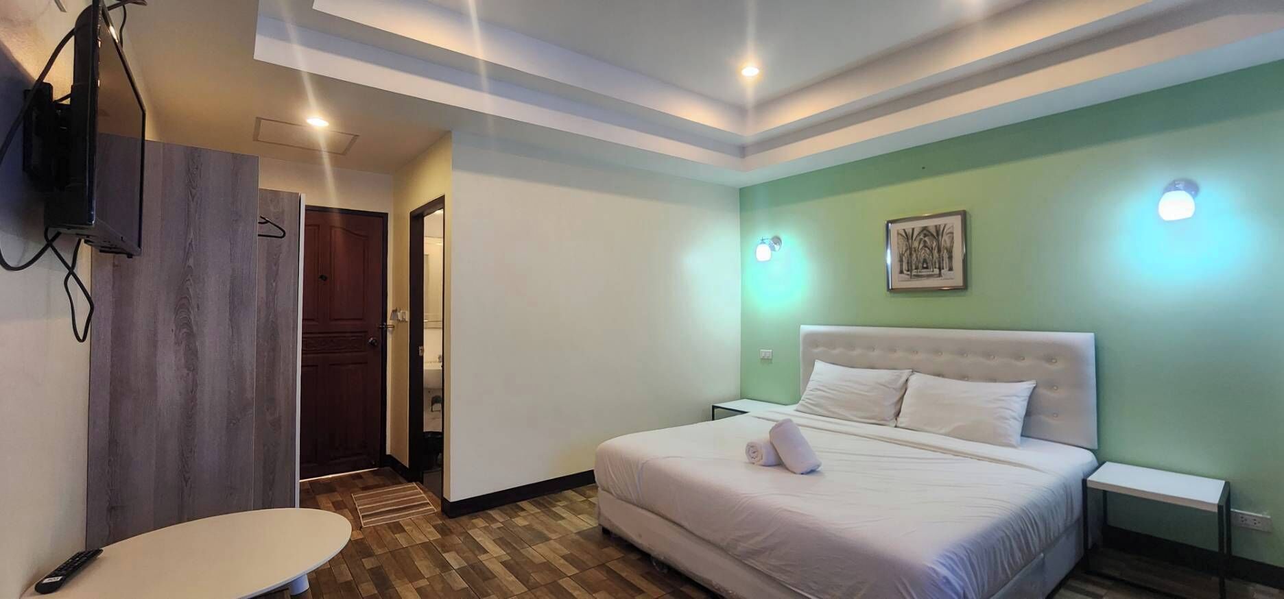 Pengeskab på værelset, skrivebord, arbejdsområde til bærbare computere