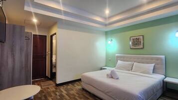 Una cassaforte in camera, una scrivania, postazione laptop