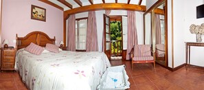 Quadruple Room | Blackout curtains, free cots/infant beds, free wired Internet - Posada Peñas Arriba (Camaleno)