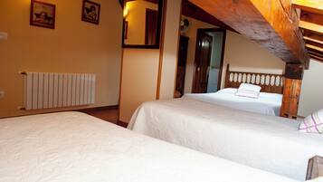 Vierpersoonskamer | Verduisterende gordijnen, gratis babybedden, gratis kabelinternet