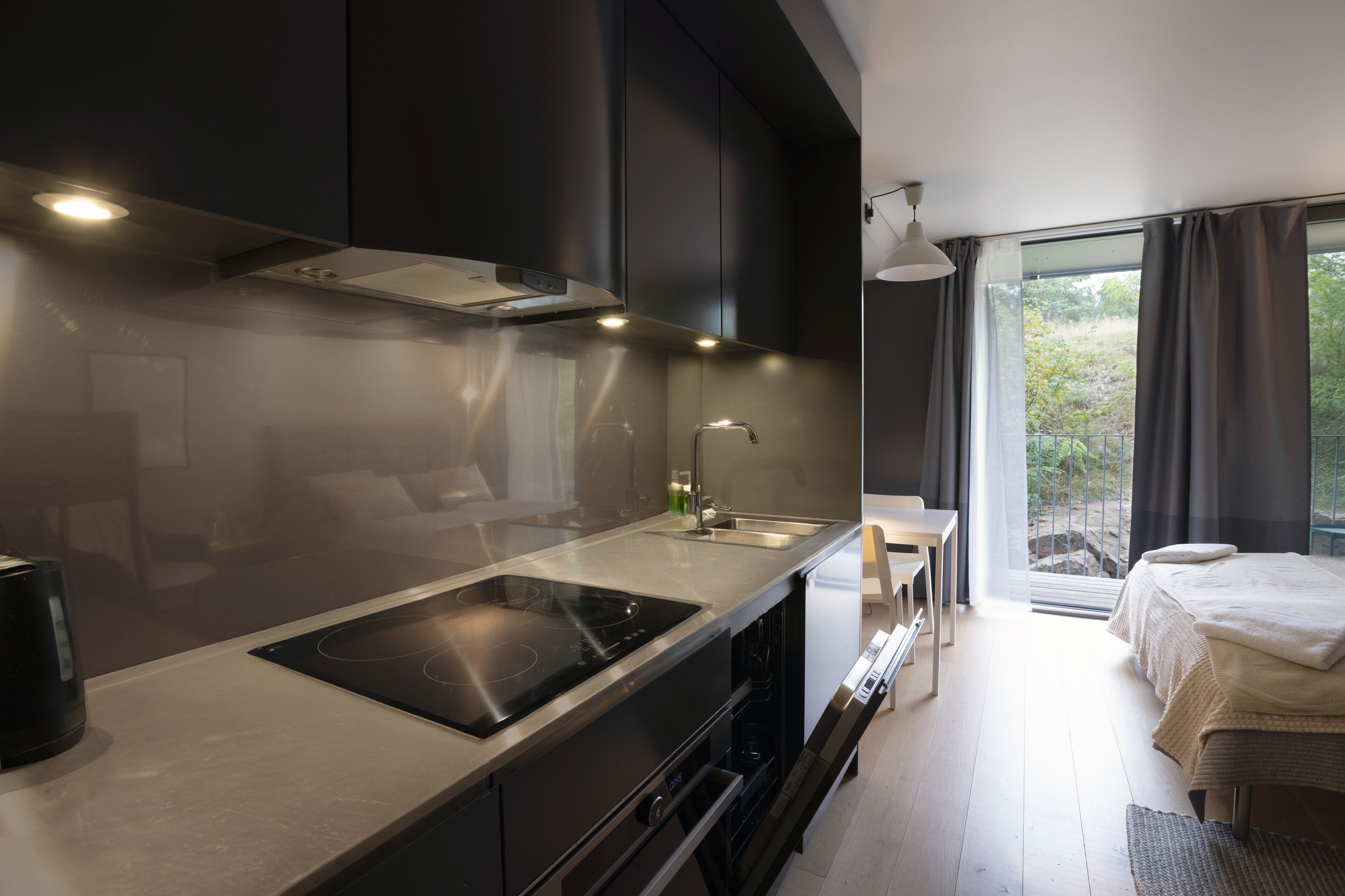 Family Room | Eget kök | Stort kylskåp, mikrovågsugn, ugn och spishäll