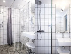 Family Room | Baño | Ducha, toallas, jabón y champú