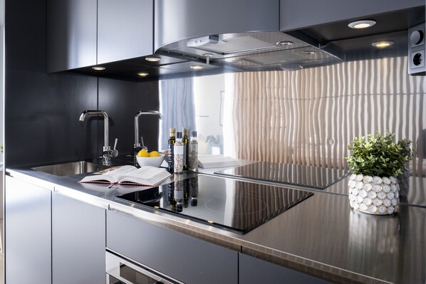 Full-sized fridge, microwave, oven, stovetop