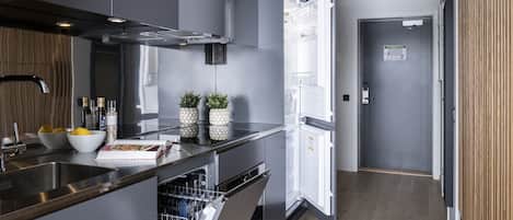 Full-size fridge, microwave, oven, stovetop