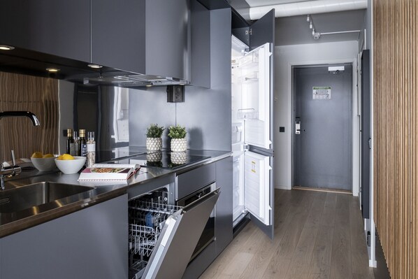 Full-size fridge, microwave, oven, stovetop