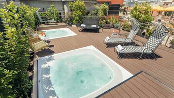 Tina de hidromasaje al aire libre