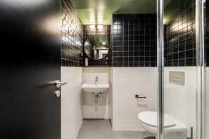 A bathroom with a sink, toilet, and a mirror. - Generator Madrid (Madrid)