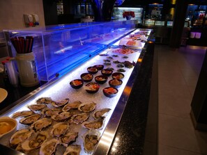 A buffet with seafood options, including oysters and various prepared dishes. - Hotel Het Oosten (Hazerswoude-Dorp)