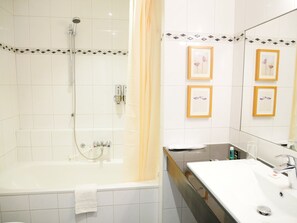 Combined shower/bathtub, hair dryer, bidet, towels - Hotel Het Oosten (Hazerswoude-Dorp)