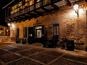 Vista frontal de la propiedad por la tarde o noche