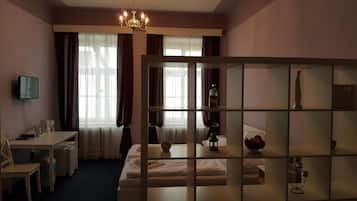 Cortinas blackout, wifi gratis y ropa de cama