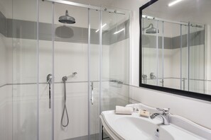 Shower, free toiletries, hair dryer, towels - Borgodegreci Apartments (Florence)