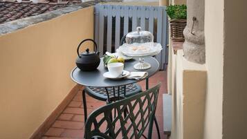 Departamento Confort, 2 habitaciones, vista a la ciudad | Balcón