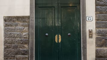 Pintu masuk properti