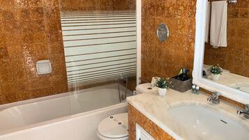 Standard-Doppelzimmer, Balkon | Badezimmer | Dusche, kostenlose Toilettenartikel, Haartrockner, BademÀntel