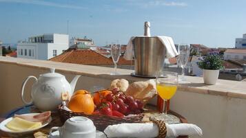 TĂ€gliches inbegriffenes FrĂŒhstĂŒcksbuffet