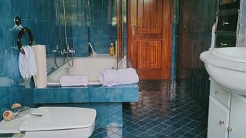 Villa, 3 habitaciones | Baño | Ducha y bañera combinadas y artículos de higiene personal gratuitos