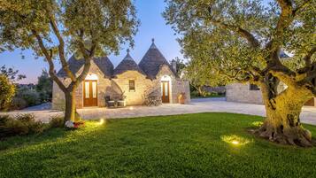 Tavanomainen talo (Trullo Dell'Aia) | Kannettavalle tietokoneelle sopiva työtila, silitysrauta/-lauta