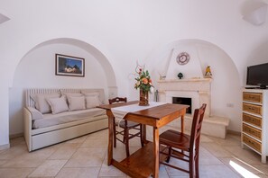 Traditionellt hus (Trullo Dell'Aia) | Vardagsrum | Tv