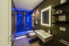 Junior Suite | Bathroom | Shower, rainfall showerhead, free toiletries, hair dryer - Daphne Guest Hause (Florence)