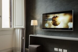 Suite Superior, 1 Tempat Tidur King dengan tempat tidur Sofa | Selimut bulu angsa, minibar, brankas, dan meja kerja