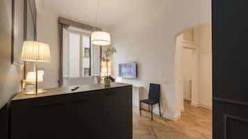 1 camera, copriletto in piuma, minibar, una cassaforte in camera