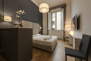 Family Suite | Down comforters, minibar, in-room safe, desk - Daphne Guest Hause (Florence)