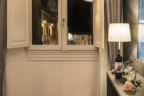 Superior Suite, 1 King Bed with Sofa bed | Down comforters, minibar, in-room safe, desk - Daphne Guest Hause (Florence)