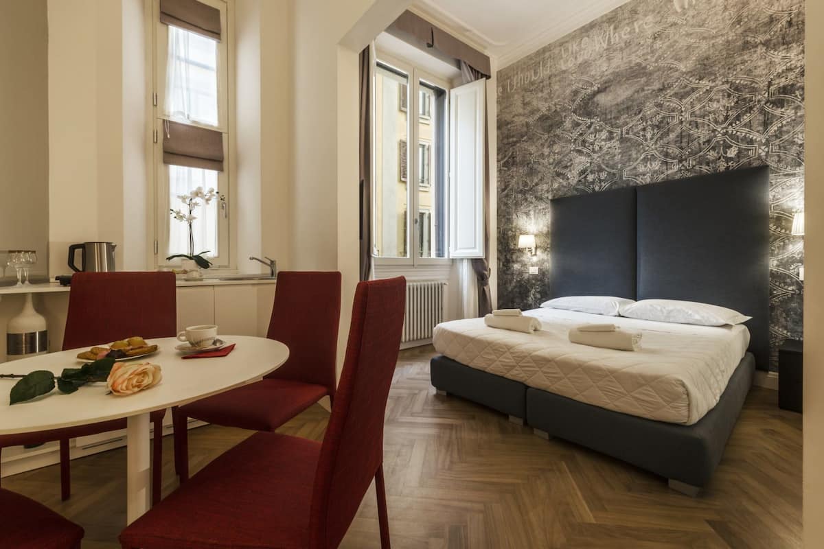 Suite familiar | Edredón, minibar, caja de seguridad en la habitación y escritorio 