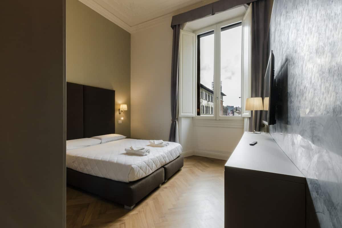 Suite superior, 1 cama King size y sofá cama | Edredón, minibar, caja de seguridad en la habitación y escritorio 