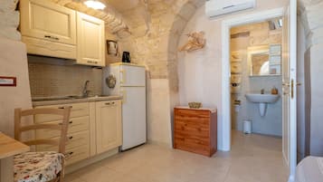 Departamento (Il Trullo) | Cocineta privada | Microondas, parrilla de estufa, cafetera y tetera y tetera eléctrica