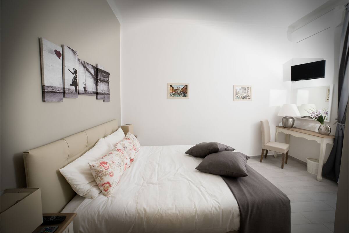 Classic-Doppelzimmer, Balkon, Blick auf den Innenhof | Schreibtisch, Bügeleisen/Bügelbrett, kostenlose Babybetten