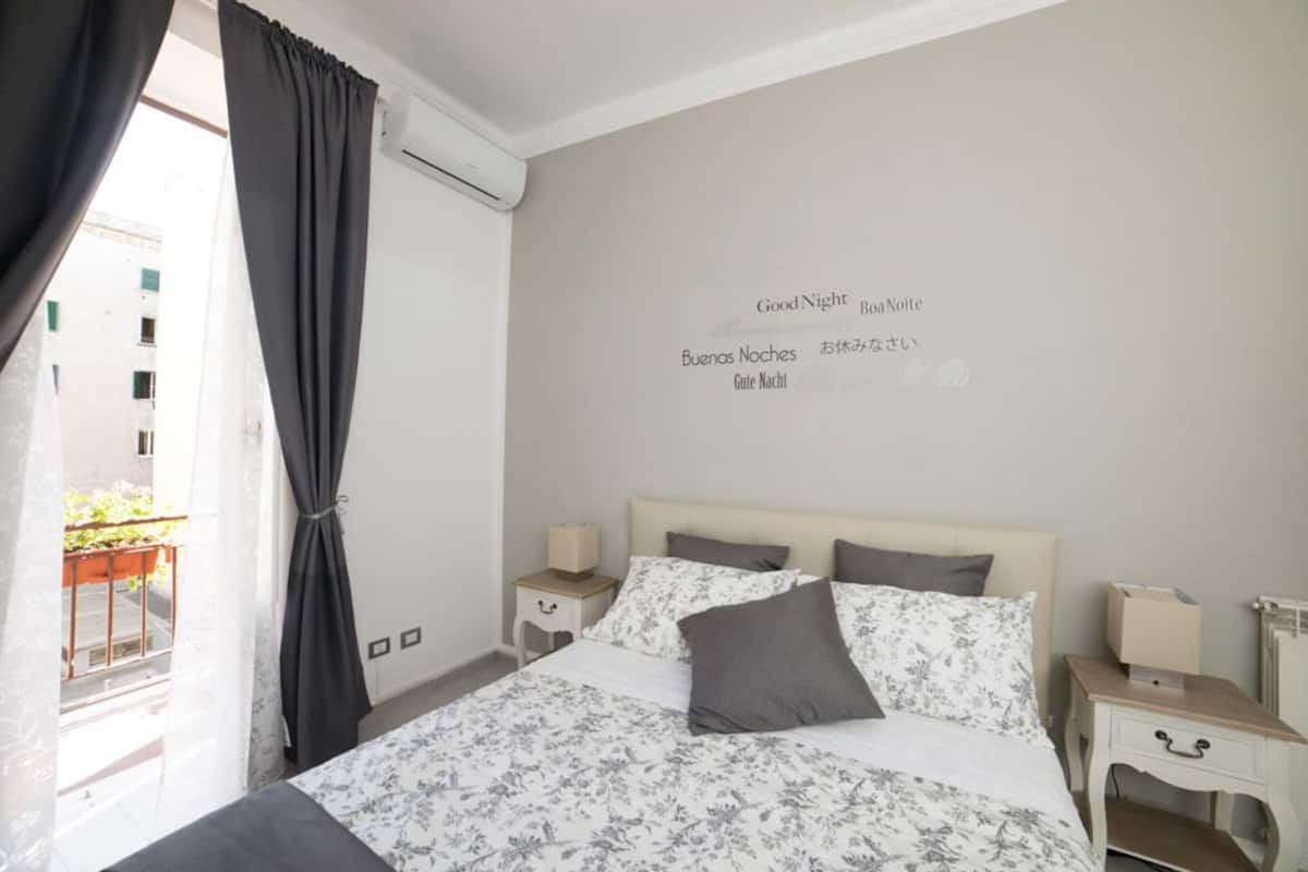 Standard-Doppelzimmer, Balkon, Blick auf den Innenhof | Schreibtisch, Bügeleisen/Bügelbrett, kostenlose Babybetten