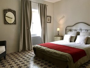 Premium bedding, in-room safe, individually decorated