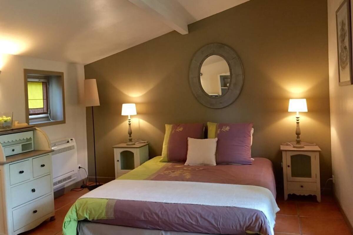 Premium bedding, in-room safe, individually decorated