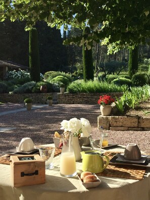 Daily continental breakfast (EUR 15 per person)