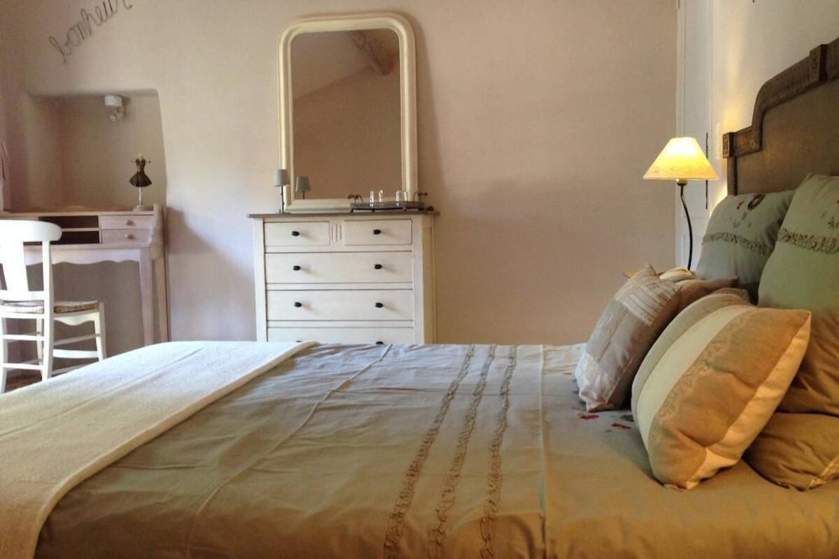 Premium bedding, in-room safe, individually decorated