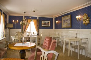 Gratis frukost med lokala rätter varje dag